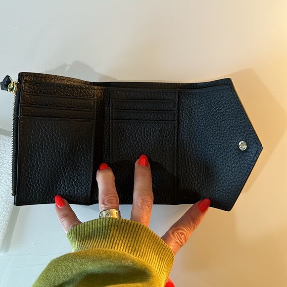 Brand NEW genuine black leather wallet.  Never used no branding - Picture 3 of 4